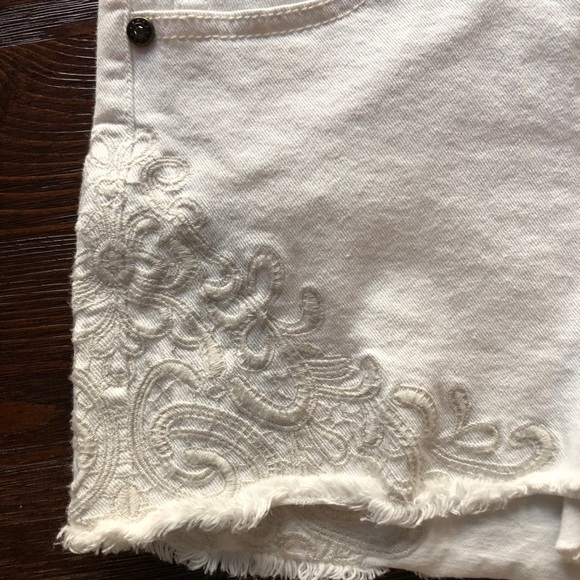 Cache White Jean Shorts with Embroidery - Picture 3 of 13